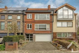 <p>Op te frissen appartement, op de tweede verdieping, in een doodlopende straat, en nabij het Boekenbergpark. Het appartement heeft een inkomhal met ingemaakte kasten, een leefruimte met open keuken (met gasfornuis, dampkap en dubbele spoelbak), twee slaapkamers en een badkamer met lavabo, toilet en douche. In de badkamer is ook de aansluiting van de wasmachine. In de leefruimte is er enkele jaren geleden nog nieuwe laminaat gelegd. Momenteel is het appartement verhuurd. Voor meer info: 0479/9 34 34 9 (Kristof)</p>