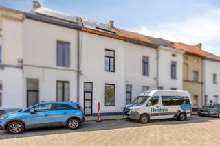 Op een uitstekende locatie in het bruisende Ledeberg bevindt zich deze volledig gerenoveerde en perfect instapklare woning. Dankzij de centrale ligging geniet u van een vlotte verbinding naar het centrum van Gent, belangrijke invalswegen, openbaar vervoer, winkels, scholen en tal van horecazaken.<br /><br />Deze woning wordt u exclusief aangeboden door Access Estate.<br />Contacteer ons via het nummer +32 470 06 80 15 of nathan@accessestate.be<br /><br />De woning werd in 2022 volledig gerenoveerd en kreeg recent nog een nieuwe opfrisbeurt, waardoor ze onmiddellijk klaar is voor haar nieuwe bewoners. Bovendien beschikt ze over een bijzonder gunstig EPC-label B (117 kWh/m²), dat zelfs werd opgemaakt vóór de plaatsing van 6 zonnepanelen (6 x 430 Wp), wat de energieprestaties nog verder ten goede komt.<br /><br />Binnen vindt u een lichtrijke leefruimte met een volledig uitgeruste open keuken, twee afzonderlijke toiletten, drie volwaardige slaapkamers en een comfortabele badkamer met dubbele lavabo, ligbad en regendouche. Achteraan geniet u van een gezellige, west-gerichte buitenruimte waar u volop van de namiddag- en avondzon kunt genieten.<br /><br />Een energiezuinige, stijlvolle en instapklare woning op een gegeerde locatie, bovendien snel beschikbaar. Contacteer ons vandaag nog voor een bezoek!