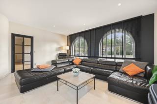 <p><strong>Instapklare villa met 4 slaapkamers, 3 badkamers, dubbele inpandige garage, verwarmd zwembad, poolhouse,EPC B (198 kWh/m²/jaar) en conforme elektriciteit op een centrale locatie in Kasterlee.</strong></p>
<p><strong>Omgeving:</strong><br />Gelegen op een vlot bereikbare locatie met een uitstekende verbinding naar het centrum van Kasterlee, winkels, scholen en invalswegen. De woning geniet bovendien van een prachtig open zicht op de achterliggende weilanden.</p>
<p><strong>Indeling:</strong><br /><strong>-1: </strong>kelder <strong>0: </strong>Inkomhal, gastentoilet, leefruimte, eetkamer, keuken, bureau, wasruimte met douche en toilet, berging/vestiaireruimte, dubbele inpandige garage, tuin, verwarmd zwembad en poolhouse <strong>1: </strong>4 slaapkamers, 3 badkamers en dressing <strong>2:</strong> zolder</p>
<p><strong>Omschrijving:</strong><br />Deze ruime en uitstekend onderhouden villa biedt een combinatie van comfort, ruimte en een hoogwaardige afwerking. Dankzij de doordachte indeling, de vele ingebouwde kasten en de prachtige tuin met zwembad vormt deze woning een ideale thuis voor gezinnen die op zoek zijn naar kwalitatief wonen op een centrale locatie in Kasterlee.</p>
<p>Via de inkomhal, voorzien van een apart gastentoilet, komt u in de ruime leefruimte die is opgedeeld in een gezellige zithoek en eetkamer. De grote raampartijen zorgen voor veel natuurlijk licht en bieden een prachtig uitzicht op de achterliggende weides. Vanuit de leefruimte heeft u rechtstreeks toegang tot het ruime, zuidwestgerichte terras, waar u optimaal kunt genieten van de middag- en avondzon. De volledig uitgeruste keuken, vernieuwd in 2025 en voorzien van alle hedendaagse toestellen, sluit naadloos aan op deze leefruimte.</p>
<p>Op het gelijkvloers beschikt de woning daarnaast over een bureau met ingemaakte kasten, een praktische wasruimte met voorzieningen voor wasmachine en droogkast, een extra toilet en inloopdouche. Verder is er een handige berging, momenteel ingericht met een vestiairekast. De dubbele inpandige garage met automatische poorten zorgt voor extra comfort en bergruimte.</p>
<p>De woning beschikt bovendien over een ruime kelder, deels onderkelderd en deels voorzien van een kruipruimte.</p>
<p>Op de eerste verdieping bevinden zich vier volwaardige slaapkamers. Alle slaapkamers zijn uitgerust met airconditioning, wat zorgt voor extra comfort. Drie slaapkamers beschikken over een eigen aansluitende badkamer. De master bedroom heeft toegang tot een badkamer uitgerust met een ligbad, dubbele wastafel en toilet. Daarnaast is er een praktische inloopdressing aanwezig</p>
<p>Verder beschikt de woning nog over een zolderverdieping die extra opslagmogelijkheden biedt.</p>
<p>Buiten geniet u van een volledig aangelegde tuin met een verwarmd zwembad, geplaatst in 2023, en een sfeervol poolhouse. Op het poolhouse werden 16 zonnepanelen geïnstalleerd. Deze buitenruimte biedt alle mogelijkheden om in alle privacy te genieten.</p>
<p>Ook technisch scoort deze woning uitstekend dankzij de conforme elektrische installatie, een EPC van 198 kWh/m²/jaar.</p>
<p><strong>Troeven:</strong><br />- Volledig voorzien van ingemaakte kasten<br />- Keuken vernieuwd in 2025<br />- Dubbele inpandige garage met automatische poorten<br />- Verwarmd zwembad (2023)<br />- Poolhouse met 16 zonnepanelen<br />- Centrale ligging met openbaar vervoer op wandelafstand<br />- Conforme elektrische installatie<br />- EPC: 198 kWh/m²/jaar<br />- Open zicht op achterliggende weides</p>
<p><strong>Bijzondere informatieplicht:</strong> Vg, Ag, Gmo, Gvkr, Gvv</p>