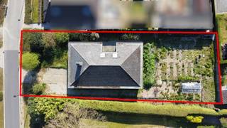 <strong>Alleenstaande villa gelegen op toplocatie in Waregem</strong><br /><br />Deze alleenstaande woning ligt op een ruim perceel van 1043 m². <br />Deze woning heeft terug wat liefde nodig en vraag naar een renovatie. <br />Deze kloeke bouwstructuur met verdiep in beton biedt heel wat mogelijkheden naar uitbreiding boven. Momenteel wordt de woning enkel gelijkvloers benut. <br /><br /><strong>Indeling</strong><br />Op het gelijkvloers hebben we een dubbele garage - ruime parking voor 4 auto's- inkomhal -<br />3 slaapkamers - badkamer,-keuken - living en leefruimte.<br /><br />Bouwvoorschriften laten een bouwlaag op het eerste verdiep toe, hier kunnen dus extra kamers gecreëerd worden.<br /><br /><strong>Troeven</strong>
<ul><li>gelegen in het villapark</li><li>ruime, kloeke woning</li><li>renovatieproject met mogelijkheden</li></ul>
<br />Heeft u interesse om te renoveren of te genieten van verlaagd tarief sloop en heropbouw neem dan vandaag nog contact met ons kantoor.