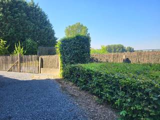 <p><span><span>STEL UW KANDIDATUUR VIA KANDIDATUURFICHE via de linkhttps://www.agencedeville.be/nl/pand/kouterstraat-8-9620-zottegem (doormailen naar nancy@agencedeville.be). </span><strong>Charmante halfopen bebouwing met 2 slaapkamers op rustige, landelijke ligging aan de stadsrand </strong>Bent u op zoek naar een instapklare woning waar rust en bereikbaarheid hand in hand gaan? Deze charmante halfopen bebouwing met een bewoonbare oppervlakte van 158 m² is gelegen aan de stadsrand in een landelijke omgeving en biedt alle comfort voor aangenaam wonen. Op het gelijkvloers vindt u een gezellige woonkamer met pelletkachel, een ruime leefruimte, een <strong>volledig nieuwe, modern ingerichte keuken</strong> en een praktische multifunctionele ruimte die perfect kan worden ingericht als bureau of hobbyruimte. Vanuit de woning heeft u bovendien toegang tot het gezellige bankirai terras waar u in alle rust kunt genieten. Op de verdieping bevinden zich twee ruime slaapkamers en een <strong>volledig nieuwe, stijlvolle badkamer</strong>, uitgerust met een douche, lavabo en toilet. Verder beschikt de woning over een ruime kelder. De woning wordt verwarmd door <strong>drie energiezuinige airco's die zowel kunnen verwarmen als koelen</strong>, aangevuld met een gezellige pelletkachel. Daarnaast beschikt de woning over dubbele beglazing, rolluiken en vliegenramen. De ligging vormt een absolute troef: rustig en landelijk, maar toch vlak bij winkels, scholen, openbaar vervoer en belangrijke invalswegen. De woning is onmiddellijk beschikbaar. </span></p>