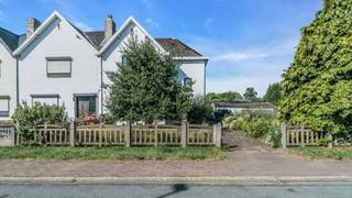 Deze te renoveren woning bevindt zich aan de Albert Forgeurstraat 1 in Genk (Zwartberg).<br /><br />Bent u op zoek naar een starterswoning die u volledig naar eigen smaak kunt renoveren?<br />Dan is dit de ideale kans!<br /><br />Deze woning maakt deel uit van de rijke mijnwerkersgeschiedenis van Zwartberg en ademt karakter en authenticiteit.<br />Bovendien geniet u van een gunstige ligging, met de Hoevenzavellaan, Vennestraat en Stalenstraat op korte afstand.<br />Supermarkten, winkels en diverse gezellige horecazaken bevinden zich vlakbij, waardoor u alle dagelijkse voorzieningen binnen handbereik heeft.<br /><br />Kortom. Een interessante opportuniteit voor wie op zoek is naar een woning met potentieel op een centrale locatie.<br /><br />De videoreportage kan u bekijken via volgende link: https://player.vimeo.com/video/1205396787<br />Indeling<br /><br />Kelder : 16,11 m²
<ul>
<li>Gedeeltelijk onderkelderd.</li>
</ul>
Gelijkvloers: 68,32 m²
<ul>
<li>Inkomhal</li>
<li>Charmante woon- en eetkamer </li>
<li>Ingerichte keuken </li>
<li>Berging</li>
<li>Toilet</li>
<li>Badkamer</li>
<li>Veranda</li>
</ul>
Verdiep: 42,62 m²
<ul>
<li>Nachthal</li>
<li>Slaapkamer 1</li>
<li>Slaapkamer 2</li>
<li>Slaapkamer 3</li>
<li>Berging</li>
</ul>
Tuin:
<ul>
<li>Tuinhuis</li>
<li>Groene tuin met tal van mogelijkheden</li>
</ul>
Documenten<br />Het EPC-verslag, de elektrische keuring, het asbestattest, het bodemattest en de grondplannen kan u eenvoudig downloaden in bijlage.<br /><br />Interesse in een bezichtiging?<br />Bel ons via 089 391 555 of mail naar info@frerevastgoed.be.<br /><br />* Opmetingen van de binnenmaten zijn indicatief en kunnen licht afwijken.<br />