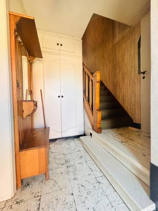 Wervik - Ruime woning met 4 slaapkamers en ruime garage op 400m² te koop.Bestaande uit:Inkom, toilet, woonkamer, keuken, veranda en ruime garage (1,5...