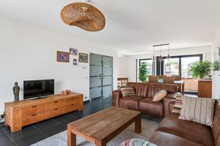 Uitzonderlijk ruim en instapklaar duplex appartement met 4 slaapkamers, 2 badkamers, riant terras en parking te centrum Borsbeek. Het...