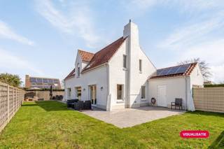 Alleenstaande gerenoveerde woning met maar liefst ca. 200m² bewoonbare oppervlakte gelegen op een volledig omheind perceel grond van 555m² in de F. Feverystraat te Blankenberge (Uitkerke). Deze woning werd kwalitatief gerenoveerd en is volledig instapklaar. Indeling van de woning:- Inkomhal met gastentoilet- Aparte bureau- Woonkamer met veel raampartijen en zicht op tuin- Open geïnstalleerde keuken met toegang naar terras- Bijkeuken- Inpandige garage + berging met wasplaats- Tuin + terras - Staanplaats voor 2 wagens buiten1ste verdieping- Vier slaapkamers- Badkamer met douche, ligbad en dubbele wastafel- Apart toiletStookolietank is buitengebruik. De woning wordt verwarmd met gas, er werd een nieuwe condensatieketel geplaatst. Wenst u dit pand met eigen ogen te ontdekken? Contacteer dan Céline Desmet via 0472/18.38.50 of celine.desmet@dewaele.comDeze AI-visualisaties zijn bedoeld als inspiratie. Er werd geen rekening gehouden met technische specificaties, stedenbouwkundige voorschriften of de concrete mogelijkheden tot realisatie.