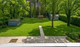 Unique villa designed by Lou Jansen on a spacious plot of over 3,000 m² in the residential area of De Lint<br /><br />This exceptional property, designed entirely by architect Lou Jansen (Turnhout School), is located on a beautiful south-facing plot within walking distance of the De Liereman nature reserve. It also enjoys an excellent location, just a 25-minute drive from both Eindhoven and Antwerp.<br /><br />The house is in need of complete renovation, but offers a wealth of possibilities thanks to its exceptional living area of 334 m² and versatile layout. Several interior walls can be moved, allowing you to redesign the spaces entirely to your liking.<br /><br />The current layout includes a spacious, bright living room and a kitchen, both overlooking the beautiful back garden and sun-drenched terrace. On the ground floor, there is also a bedroom with an en-suite bathroom and direct access to the garden. At the front, there is an office space that can serve as an extra bedroom if desired.<br /><br />Stairs on both the left and right sides of the house lead to the upper floor. Each side has two bedrooms and a shared bathroom.<br /><br />The indoor garage has space for two cars. The south-facing garden also features several charming chalets in good condition.<br /><br />In short, this is a unique renovation project that gives you the opportunity to completely customise an architecturally valuable home.