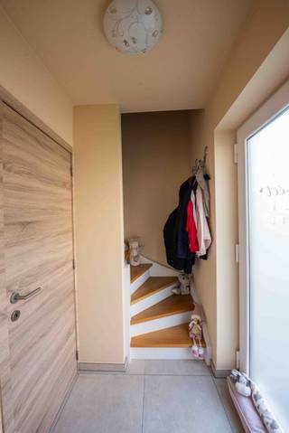 Deze <span><strong>moderne hoekwoning, gebouwd in 2020</strong></span>, is gelegen in een <span><strong>rustig en aangenaam woonerf op wandelafstand van het centrum van Deerlijk. </strong></span><br />De recente bouw, praktische indeling en rustige ligging maken van deze woning een bijzonder aangename thuis.<br />Via de inkomhal met toilet kom je in de <span><strong>lichtrijke woonkamer met open keuken. </strong></span>Aansluitend is er een <span><strong>handige berging</strong></span> die voor de nodige extra opbergruimte zorgt.<br />Buiten geniet je van een<span><strong> gezellig terras en een onderhoudsvriendelijke buitenruimte</strong></span>.<br />Achteraan bevindt zich de <span><strong>carport</strong></span>, die bereikbaar is met de wagen via een poort. Deze ruimte kan bovendien perfect dienstdoen als<span><strong> overdekt terras</strong></span>, zoals ze momenteel is ingericht.<br />Op de verdieping bevinden zich <span><strong>3 slaapkamers en een ruime badkamer</strong></span>, uitgerust met zowel een <span><strong>ligbad, een inloopdouche en lavabo.</strong></span><br />Voor een aangenaam wooncomfort is de woning voorzien van<span><strong> vloerverwarming op aardgas</strong></span>. Daarnaast zorgen de aanwezige <span><strong>zonnepanelen </strong></span>voor een lagere elektriciteitsfactuur, een mooie meerwaarde voor het dagelijkse energieverbruik. <br />E-peil : <br /><span><strong>Een recente en comfortabele woning op een rustige locatie, met het centrum van Deerlijk op wandelafstand. Ideaal voor wie op zoek is naar hedendaags wooncomfort in een aangename en kindvriendelijke omgeving.</strong></span>
