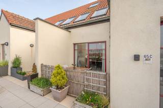 <p><strong>Blankenberge: Ruim en lichtrijk appartement met 2 terrassen te koop!</strong></p>
<p>Op zoek naar een ruim en lichtrijk appartement in Blankenberge? Dit aangename appartement van maar liefst ca. 125 m² combineert royale leefruimtes met een uitstekende ligging dichtbij o.a. jachthaven, supermarkten, openbaar vervoer, scholen en ziekenhuis. Momenteel zijn er 2 slaapkamers, maar dankzij de aanwezige zolderruimte bestaat de mogelijkheid om een 3e slaapkamer te creëren. Bovendien kan u gratis parkeren op het terrein en bestaat er de mogelijkheid om een garage aan te kopen aan meerprijs.</p>
<p><strong>Indeling:</strong> Inkomhal met gastentoilet, grote leefruimte met terras aan beide zijden, open keuken, veranda, badkamer, 2 slaapkamers, zolder met mogelijkheid tot het creëren van een 3e slaapkamer. Mogelijkheid tot aankoop private garage.</p>
<p><strong>Troeven:</strong></p>
<ul><li>EPC B.</li><li>Gratis parkeren op het terrein + mogelijkheid tot aankoop van een private garage.</li><li>Terrassen aan beide zijden.</li></ul>
<p>Meer info? Contacteer Maarten op het nummer 050 42 58 98.</p>