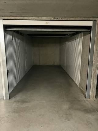 Garagebox te koop in de Niklaas Desparsstraat 10 langs de Vlamingsstraat en de Kuipersstraat. De garagebox is gelegen op een steenworp van de Grote Markt. De garagebox meet 5m80 x 2m60Het betreft een afgesloten complex dat toegankelijk is per autolift.Bent u zoek naar een garagebox te koop in centrum Brugge? Contacteer ons vandaag nog voor meer info of een plaatsbezoek. De eigendom wordt aangeboden via de Pre-sale formule. Op 13/06/2026 tussen 13:30 en 15:30 kan u de woning op afspraak komen bezichtigen en een bod uitbrengen. De vermelde prijs is een instelprijs. Voor meer info, gelieve contact op te nemen met de dossierverantwoordelijke.Bestuursmaatregelen in het maatregelenregister: nee
