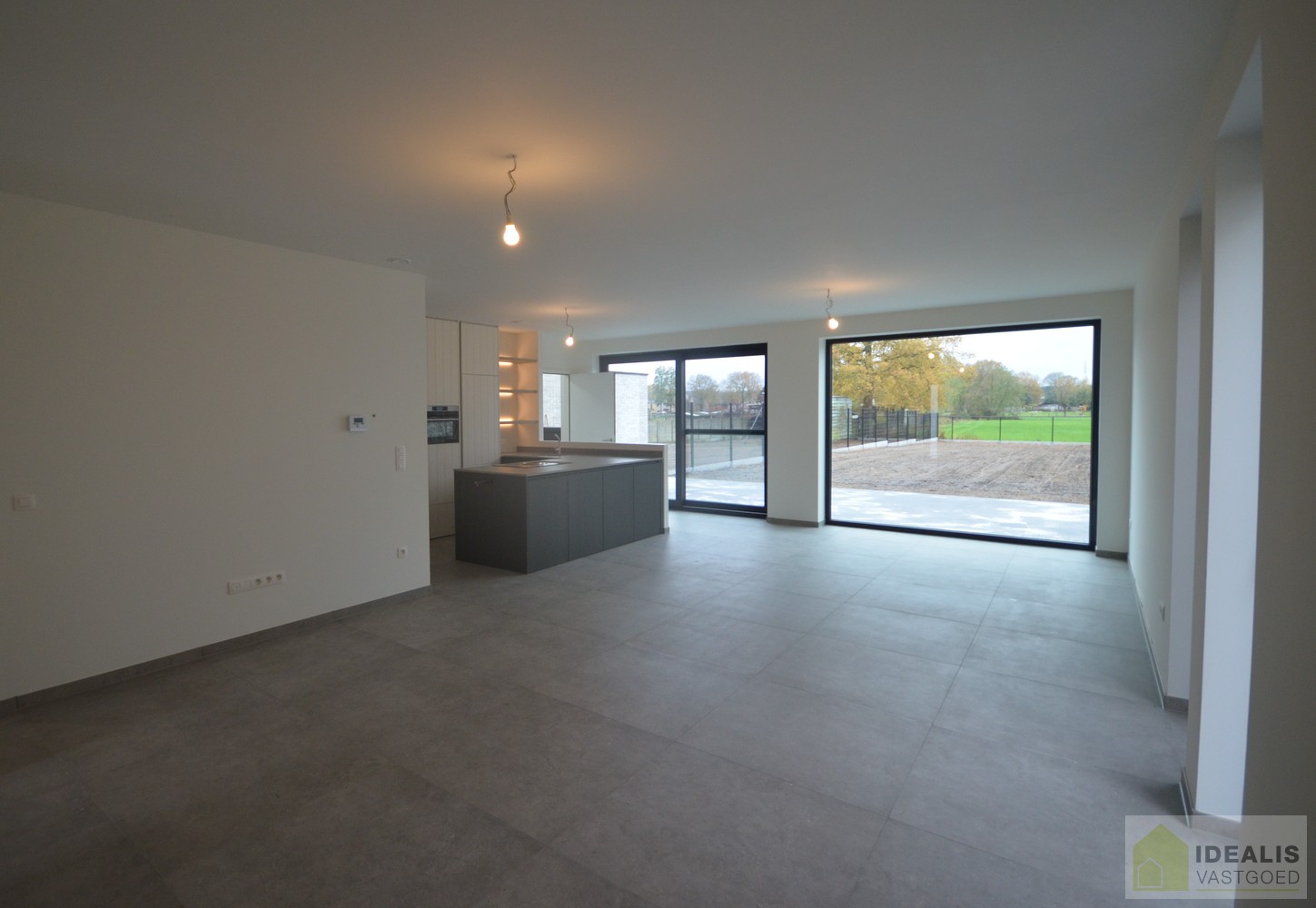 IDEALIS VASTGOED - Uiterst ruime nieuwbouwwoning met een fijne leefruimte, 4 slaapkamers, praktische wasruimte en inbouwkasten! De woning is volledig geschilderd en dus instapklaar!! Centrale ligging t.o.v. het centrum van Overpelt, alsook vlakbij expres - foto 5