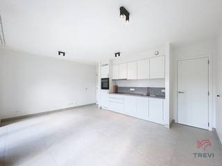 <p>Situé au cœur du nouveau projet résidentiel Mench à Schaerbeek, ce studio neuf de près de 50m² vous séduira par son équilibre parfait entre confort et cadre de vie apaisant. <br />Développé autour d’un vaste jardin intérieur paysager, le projet offre un environnement calme et verdoyant, tout en bénéficiant d’une excellente accessibilité à proximité immédiate des transports, commerces et grands axes. <br />Le studio propose un espace de vie optimisé et lumineux, pensé pour maximiser chaque mètre carré. La pièce principale s’ouvre sur une cuisine super-équipée, idéale pour un quotidien fonctionnel et agréable. Vous profiterez également d’un espace extérieur privatif, véritable prolongement de votre espace de vie.<br />Les prestations techniques répondent aux standards actuels : excellente performance énergétique avec un PEB A, pompe à chaleur, panneaux, système double flux, chauffage au sol, matériaux de qualité et finitions soignées. Faibles provisions. Libre immédiatement. Possibilité de louer un emplacement de parking en supplément (avec ou sans borne de recharge). Mesures données à titre indicatif.<br /><br /><span>Composition</span> :</p>
<ul>
<li>Hall d'entrée</li>
<li>Salle de douche avec WC</li>
<li>Pièce de vie + cuisine USA full équipée</li>
<li>Buanderie</li>
</ul>