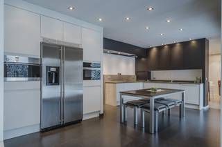 Cette belle villa située dans la Leuzestraat 32 à Bellegem est exceptionnellement calme, près de Bellegembos. La rue a un caractère ouvert...