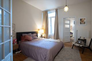 <p>Lichtrijk appartement grens Borgerhout en Zurenborg</p><p>Appartement te koop op een zeer leuke locatie: de grens tussen Borgerhout en Zurenborg, vlakbij de Dageraadplaats.</p><p>Hoge plafonds, brede living, houten planche vloer, originele moluren en een erker die voor zeer veel licht zorgt.</p><p>Het appartement ligt op de tweede verdieping in een rustig gebouw met 8 mede-eigenaren, met een gemiddelde leeftijd van rond de dertig.</p><p>Indeling: woonkamer - keuken - slaapkamer - bureau/berging - badkamer</p><p>Zowel in de slaapkamer als in de bureau is een grote maatkast voorzien. Er is ook een privé keldertje van 4m2 aanwezig.</p><p>Elek conform,<br />Geen asbest aanwezig,<br />Dubbele beglazing,<br />Individuele gasketel voor cv en warm water</p><p>De achtergevel werd recent geïsoleerd, dit werd nog niet verwerkt in het EPC van het gebouw (update is gepland na goedkeuring op algemene vergadering). Pas hierna kan de isolatie in het EPC van het appartement worden overgenomen. Hierdoor krijgt het appartement een EPC B na de administratieve update. (Zie opmerking op attest)</p><p>Sinds 6j verhuurd aan dezelfde huurster, beschikbaar na opzeg huurcontract.</p><p>Mail voor bezichtiging.</p>