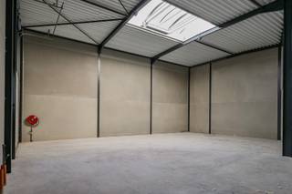 Deze nieuwbouw KMO-unit is uitgevoerd in een duurzame staalconstructie. Dankzij de praktische afmetingen en hoogwaardige voorzieningen is deze bedrijfsruimte geschikt voor diverse professionele activiteiten zoals opslag, atelier, productie, showroom of een combinatie hiervan.<br />De unit beschikt over een vrije hoogte van circa 6,5 meter, een gepolierde betonvloer, geïsoleerde wanden en daken, een sectionaalpoort met een hoogte van 4 meter en een beglaasde aluminium loopdeur. Daarnaast zijn er wachtleidingen voorzien voor elektriciteit, water en andere nutsvoorzieningen. Er is eveneens een mogelijkheid tot aansluiting van een sanitaire module. Elke unit voldoet aan de geldende brandveiligheidsvoorschriften en is voorzien van een rook- en warmteafvoersysteem. Een aparte parkeerplaats is inbegrepen.<br />De huurprijs wordt verhoogd met 21% btw, welke voor btw-plichtige ondernemingen aftrekbaar is. De provisie voor de gemeenschappelijke delen bedraagt € 120 per maand.<br />De huurvoorwaarden zijn als volgt: de eerste maand huur dient voorafgaand aan de ingebruikname betaald te worden. Er wordt een huurwaarborg gevraagd van vijf maanden huur. De kosten voor de opmaak van de plaatsbeschrijving worden voor de helft gedragen door de huurder.<br />Interesse? Neem vrijblijvend contact op met M3 makelaars voor meer informatie of een bezoek.