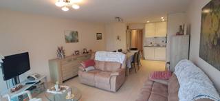 Ruime living met zonneterras en open keuken. Twee slaapkamers met dubbele bedden.Badkamer met ligbad en lavabo. Apart toilet en aparte berging met...