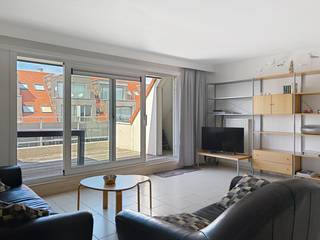 Instapklaar dakappartement gelegen op de vijfde en zesde verdieping en beschikt over twee ruime zonneterrassen, centraal gelegen in Nieuwpoort-Bad, vlakbij de winkels, het strand en de Zeedijk.<br />De indeling omvat een inkomhal met apart toilet en berging, een lichtrijke woonkamer met open keuken en toegang tot een ruim dakterras met namiddag- en avondzon. Via een vaste trap bereikt men de bovenverdieping, die bestaat uit twee ruime slaapkamers, waarvan één met dressing en toegang tot een tweede dakterras met ochtendzon, evenals een badkamer met ligbad, enkele wastafel en toilet. Een private kelderberging op -2 niveau is inbegrepen bij het appartement.<br />Mogelijkheid tot aankoop van een garagebox in het ondergrondse garagecomplex op niveau -2<br />Een unieke eigendom op topligging, ideaal als vaste woonst of tweede verblijf aan zee.