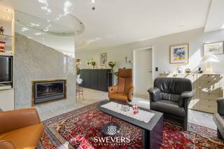 Voor meer info en foto’s, surf naar www.swevers.be – Deze open bebouwing op Koerselsesteenweg 146 in Beringen combineert wonen en werken op een praktische manier. Ideaal voor zelfstandigen die een activiteit aan huis willen uitoefenen zonder aan privacy in te boeten, mede dankzij de aparte ingangen voor privé en praktijk. De woning dateert van 1980 en werd doorheen de jaren vernieuwd met onder meer een pannendak (2005), living (2004), keuken (2015), condensatieketel (2014), zonnepanelen (2023) en drie vernieuwde Veluxramen (2022). Met een bewoonbare oppervlakte van 340 m² biedt ze veel ruimte en een functionele indeling.<br />Op het gelijkvloers bevinden zich een inkomhal, woonkamer met eetkamer, keuken, bureau en een apart praktijkgedeelte met wachtruimte, consultatieruimte, extra ruimte en een apart toilet. Dankzij de indeling is dit gedeelte ook geschikt om om te vormen tot bijvoorbeeld een kangoeroewoning. De inpandige garage van 42 m² en berging zorgen voor extra opslag.<br />Op de eerste verdieping zijn er vier slaapkamers met elk hun eigen karakter (oppervlaktes van 12,5 m² tot 22 m²), een badkamer, één apart toilet en een extra polyvalente kamer die kan dienen als hobbyruimte, speelkamer of bijkomende slaapkamer. De kelder van 44 m² biedt bijkomende opslagruimte.<br />Het perceel van 37a 75ca met noordelijke oriëntatie biedt veel buitenruimte met een prachtige tuin, meerdere terrassen, tuinhuisjes en parkeermogelijkheden voor 8 à 10 wagens. Extra troeven zijn het alarmsysteem, rolluiken, zonnewering en beveiligde deur. Gunstig gelegen nabij scholen, openbaar vervoer en winkels, met vlotte verbinding naar de snelweg.<br />Voor meer informatie, bel 011 255 155. Bron bewoonbare oppervlakte: EPC – verslag.