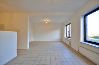 Interesse? Contacteer Immo Roman gsm: 0472 35 92 86<br />Dit recent gerenoveerd appartement bevindt zich op de derde verdieping van een kleinschalige residentie gelegen in het centrum van Eine, op wandelafstand van winkels, scholen, openbaar vervoer, ... Goede bereikbaarheid N60.<br /><br />Dit appartement bestaat uit een inkomhal, toilet, ruime leefruimte, geïnstalleerde keuken, badkamer met ligbad, <strong>2 slaapkamers. </strong>Eveneens is er een kelderberging en <strong>garagebox</strong> inbegrepen. <br /><br />Gemeenschappelijke kosten: 50 euro/maand<br /><br />Vrij vanaf 1 oktober 2026.<br /><br />Interesse? Contacteer Immo Roman: 0472 35 92 86