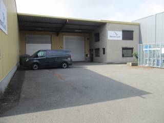 TE HUUR op A12: magazijn van 568m² met 155m² kantoren verdeeld over 63m² kantoorruimte op de eerste verdieping en 92m² kantoor op de...