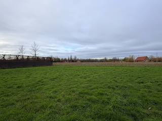 In Gullegem ligt een prachtig perceel bouwgrond van maar liefst 1560m² uit te kijken naar een nieuwe eigenaar. Deze grond voor open bebouwing biedt...