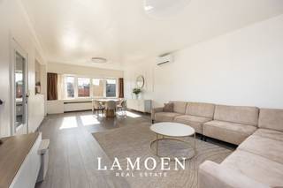 <p>Op zoek naar een instapklaar appartement waar licht, ruimte en comfort samenkomen? <br />Dit moderne appartement op de tweede verdieping ligt op een uitstekende locatie, op wandelafstand van winkels en openbaar vervoer, met vlotte verbinding naar de invalswegen.<br />Binnen valt meteen de doordachte indeling op. De drie ruime slaapkamers, waarvan er één momenteel is ingericht als dressing, liggen handig gegroepeerd bij de badkamer met inloopdouche, lavabo en toilet.<br />De blikvanger van het appartement is de royale woonkamer, waar het daglicht langs twee kanten binnenstroomt. Dankzij de ligging op de tweede verdieping kijkt u over de omliggende daken heen en geniet u van een open, vrij uitzicht. De open keuken is voorzien van alle comfort en sluit naadloos aan op het praktische terras.</p><p>Alle troeven op een rij:<br />- Ruim appartement met 3 slaapkamers<br />- Volledig instapklaar<br />- Energiezuinig met EPC-label C<br />- Recent geïnstalleerde vaste airconditioning<br />- Kleinschalig gebouw met slechts twee wooneenheden<br />- Lage vaste kosten, geen syndicus</p><p>Geen lift of garage in het gebouw, dankzij de rustige straat wel voldoende parkeermogelijkheid.</p><p>Interesse? Plan zeker uw bezoek via info@lamoen.net of 03 375 60 99<br />Bodemattest, Asbestattest, Stedenbouwkundige info aanwezig. Bevindt zich niet in een risicozone voor overstromingen (P- en G-score A).</p>
