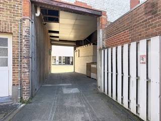 <span><span>Gebouw bestaande uit drie naast elkaar gelegen ruimtes van 8m breed op 20m = 3x 160m² = 480m²</span></span>
<ul>
	<li><span><span>De linkse en middelste ruimte zijn open in één deel en hebben elk een geautomatiseerde toegangspoort van 3m hoog op 3m80 diep</span></span></li>
	<li><span><span>De rechtse ruimte heeft enkel een garagetoegangspoort met deur. </span></span><span><span>In dit deel bevinden zich nog een bureel van 5m x 3m50 (met gaskachel), een toilet en een apart deel van 5m bij 5m. De laatste 10m op 8m zijn ook gewoon een open ruimte</span></span></li>
	<li><span><span>Vrije hoogte : +/- 3m75</span></span></li>
	<li><span><span>betonvloer</span></span></li>
	<li><span><span>Dak geïsoleerd</span></span></li>
	<li><span><span>Elk deel is voorzien van een warmeluchtblazer op aardgas</span></span></li>
	<li><span><span>Water, internet, gas en elektriciteit (3x 380V + 3x220V) zijn volledig gescheiden met aparte tellers</span></span></li>
	<li><span><span>Overal persluchtleidingen</span></span></li>
	<li><span><span>Voor het magazijn ligt een parkeer- en manoeuvreerruimte. </span></span></li>
	<li><span><span>Vanop de Gentseweg is het magazijn bereikbaar via een doorrit/oprit met geautomatiseerde poort, die 3m15 hoog is en 2m56</span></span> => e<span><span>en vrachtwagen met oplegger kan dus NIET oprijden!</span></span></li>
</ul>
<span><span>Kan gebruikt worden als opslagplaats, maar ook als werkplaats </span></span><span><span>=> momenteel loopt er nog een vergunning Categorie 2 voor schrijnwerkerij tot +/- 2045<br />Beschikbaar vanaf 01/12/2026</span></span>