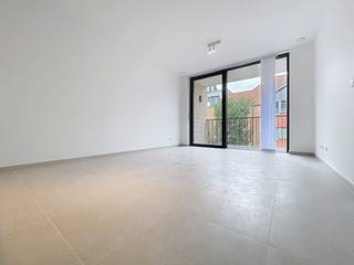 Dit modern nieuwbouw appartement te huur in Oostende biedt hedendaags wooncomfort op een centrale locatie. Gelegen op de derde verdieping van een recent gebouw in het centrum van Oostende, geniet u van een vlotte bereikbaarheid en tal van voorzieningen op wandelafstand. Ideaal voor wie op zoek is naar vastgoed te huur in Oostende met een combinatie van comfort, energiezuinigheid en een uitstekende ligging.<br /><br />Indeling van het appartement:<br />-Lichtrijke leefruimte <br />-Zonnig terras<br />-Hypermoderne keuken met toestellen<br />-Eén slaapkamer<br />-Badkamer met stijlvolle inloopdouche<br />-Ruime berging met aansluiting voor wasmachine<br />-Inclusief privatieve garagebox (€55,-)<br /><br />Extra troef: <br />Dit appartement is uitgerust met vloerverwarming, een energiezuinige warmtepomp en één zonnepaneel. Alsook volledig geschilderd, voorzien van verlichting en gordijnen.<br /><br />Het appartement ligt op een toplocatie in het centrum van Oostende, vlak bij het station, winkels, horeca en de zeedijk. Oostende is vlot bereikbaar met zowel het openbaar vervoer als de wagen.<br /><br />Vrij: 01/12/2026<br /><br />Ben je geïnteresseerd in dit pand te huur in Oostende? Ga naar de website www.dewaele.com, klik op het pand dat je wenst te huren. Via de rode knop "vraag je bezoek aan" vragen we u kort een profiel in te vullen. Daarna nemen we contact op voor een bezoek. Telefonisch kunnen er geen afspraken gemaakt worden.<br />Bezoek aanvragen