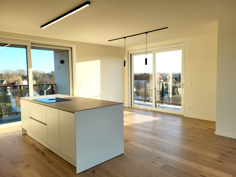 Appartement de 2 chambres sur le toit avec de spacieuses terrasses orientées vers le soleil - photo 1