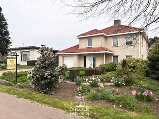 Deze gezinswoning in mediterrane stijl is verrassend ruim ingedeeld en geniet van enorm veel lichtinval. Momenteel is de woning ingericht met een apart appartement met twee slaapkamers op de verdieping maar dit kan ook gewoon de etage met badkamer en slaapkamers zijn van de hoofdwoning. Er is een inpandige garage en het huis is volledig onderkelderd. <br /><br />Het huis ligt aan de stadsrand van het centrum op een vlot bereikbare locatie tov scholen, sport, winkels,... De mooie markt van Maaseik bereik je in enkele minuten wandelen maar ook het schilderachtige Aldeneik met de Maasplassen ligt in je achtertuin. Op het grote terras of in de lager gelegen tuin is het ook heerlijk vertoeven van privacy en groen op eigen terrein. <br /><br />=> Gelijkvloers<br />- Op het gelijkvloers is momenteel een centrale hal met trap naar het bovengelegen appartement dat perfect als bovenverdieping van een woning gebruikt kan worden<br />- Verder is er een extra inkomhal met ruimte voor vestiaire<br />- Ook is deze hal voorzien van een volledig betegeld gastentoilet met fonteintje<br />- Lichtrijke woonkamer met inbouwhaard<br />- Toegang naar het groot betegeld terras via het schuifraam<br />- Aansluitend ligt de verzorgde keuken met granieten werkblad<br />- De keuken is voorzien van alle comfort<br />- Rechtstreeks toegang tot de praktische bijkeuken met extra aanrecht met uitgietbak en aansluiting voor wasmachine<br />- Grote slaapkamer met laminaatvloer en vaste kastenwand<br />- Volledig betegelde badkamer met ligbad, douche, toilet en wastafel in fraai badkamermeubel <br />- Tweede slaapkamer/bureel op het gelijkvloers<br />- Ruime inpandige garage met tegelvloer en automatische sectionaalpoort<br />- Fantastisch ruim betegeld en deels overdekt terras<br /><br />=> Verdieping<br />- Deze verdieping is momenteel ingericht met een aparte woongelegenheid maar dit kan perfect gebruikt worden als eerste etage van de gelijkvloerse woning<br />- Leefruimte met ingerichte keukenblok <br />- Betegelde badkamer met ligbad en wastafel en aansluiting voor wasmachine<br />- Momenteel zijn er twee slaapkamers op de verdieping maar de leefruimte kan ook nog omgevormd worden tot meerdere kamers<br />- Gezellig terrasje aan de achterzijde<br /><br />=> Tuin<br />- Zicht op de lager gelegen tuin vanop het mooie terras<br />- Voldoende privacy en rechtstreekse toegang naar de inpandige garage<br />- Ruim, zonnig betegeld terras toegankelijk vanuit de woonkamer<br /><br />=> Indeling<br />- Gelijkvloers: gemeenschappelijke inkomhal, private inkomhal met vestiaire, gastentoilet, woonkamer, keuken, bijkeuken/wasplaats, ouderlijke slaapkamer, badkamer, logeerkamer/bureel, inpandige garage;<br />- Verdieping (momenteel tweede woongelegenheid) : inkomhal met vestiaire, leefruimte met keukenblok (kunnen extra slaapkamers zijn), badkamer, bergruimte, twee slaapkamers, terrasje <br />- Kelder: volledig onderkelderd met veel opbergruimte en extra badkamer;<br />- Zolder: opbergzolder.