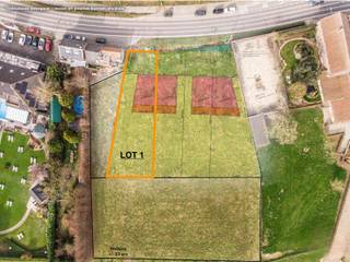La parcelle est située en zone d’habitat à caractère rural, avec une zone agricole à l’arrière, ce qui vous garantit depuis le jardin une vue dégagée sur les champs environnants. Le jardin orienté plein sud assure en outre un ensoleillement optimal et une belle luminosité tout au long de la journée.
Selon les prescriptions urbanistiques en vigueur, il est possible de construire jusqu’à 15 mètres de profondeur au rez-de-chaussée et jusqu’à 12 mètres de profondeur à l’étage, ce qui offre de belles possibilités pour la réalisation d’une maison familiale spacieuse et confortable.
L’implantation de l’habitation est prévue à environ 14 mètres de la voirie.
Ce terrain à bâtir est situé le long de la Ninoofsesteenweg à Halle, dans un emplacement particulièrement pratique entre le centre de Halle et Pepingen. Le centre de Halle se trouve à seulement 2,4 km, tandis que le centre de Pepingen est à 3,3 km. Les commodités quotidiennes sont à proximité : un supermarché à 2,4 km, une école à 1,8 km et un arrêt de bus à seulement 17 mètres de la parcelle. La gare de Halle se situe à 4 km.
Les prescriptions urbanistiques et tous les documents pertinents sont disponibles à l’agence.
Une opportunité idéale pour ceux qui souhaitent vivre dans un environnement rural avec une vue dégagée, tout en restant à proximité des commodités et des axes de communication.