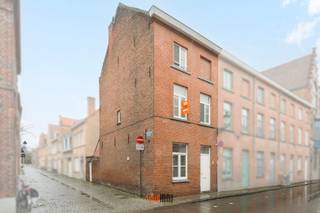 Op zoek naar een charmante woning in het centrum van Brugge?Deze hoekwoning is een ideale plek om te wonen. Met een gezellig stadsterras met...