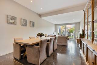 Ben je op zoek naar een instapklare woning met een moderne afwerking, een praktische indeling en aangename buitenruimte? Deze woning in Schoten werd in 2005 volledig en grondig gerenoveerd en combineert hedendaags wooncomfort met een doordachte indeling.<br /><br />Je komt binnen via de inkomhal met ingemaakte kasten en een apart gastentoilet.<br />Vooraan bevindt zich een ruime berging, ideaal voor het stallen van fietsen en het opbergen van allerhande materiaal.<br />Achteraan kom je in de prachtige leefruimte, afgewerkt met natuursteen en ingedeeld in een gezellige zithoek en eetruimte. De aansluitende, volledig geïnstalleerde keuken vormt een mooi geheel met de leefruimte. Via het schuifraam heb je rechtstreeks toegang tot het terras en de tuin.<br /><br />Op de eerste verdieping bevindt zich achteraan de ruime <strong>masterbedroom</strong>, met rechtstreekse toegang tot het dakterras.<br />De badkamer is volledig uitgerust en biedt het nodige comfort. Daarnaast is er een praktische berging die dienst kan doen als wasplaats.<br />Vooraan op deze verdieping ligt een tweede <strong>ruime slaapkamer</strong>. Vanuit deze kamer brengt een trap je naar de afgewerkte zolderkamer, voorzien van een mooie houten plankenvloer. Deze ruimte is ideaal als<strong> extra slaapkamer</strong>, bureau of hobbykamer.<br /><br />Aluminium ramen met dubbele beglazing en centrale verwarming op gas.<br /><br /><strong>Extra troeven</strong>
<ul>
<li>Volledig en grondig gerenoveerd in 2005</li>
<li>Drie volwaardige slaapruimtes</li>
<li>Ruime berging voor fietsen en stockage</li>
<li>Terras, tuin én dakterras</li>
<li>Lichtrijke leefruimte met natuurstenen vloer</li>
<li>Praktische indeling met veel bergruimte</li>
</ul>
Een <strong>verzorgde woning</strong> met een aangename leefruimte, drie slaapmogelijkheden en leuke tuin.<br />Kom dit toppertje bezoeken! Contacteer ons voor meer informatie of een bezoek ter plaatse. 03/775.78.79<br />Ben je ook van plan jouw eigendom te verkopen? Maak een afspraak voor een gratis schatting, wij maken er samen een succesverhaal van!