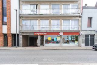 VALIMMAS verhuurt deze zeer commercieel gelegen gelijkvloerse kantoor- of handelsruimte in het centrum van Asse, langsheen de Nieuwstraat = uitvalsweg naar Ternat = uitstekende zichtbaarheid !!
Deze handelsruimte bestaat uit handelsruimte (± 70m²) met receptie, een kantoor achteraan (± 16m²), een archiefruimte/berging, een toilet, een kitchenette en een kelder.
Zeer verzorgd, instapklaar en met alle comfort. Individuele CV aardgas.
Gelegen in het volle centrum, binnen wandelafstand van alle centrumfuncties, bushaltes, scholen, winkels, OLV-ziekenhuis, diverse parkings (oa Gildehof),...