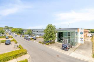 Logistieke unit (1.903 m²) met 2 laad- en loskades + 1 poort en instapklare kantoren (1.832m²) zichtbaar gelegen langs de Pathoekeweg.<br /><br />Ideale ligging tussen Brugge en Brugge Zeehaven, op 3,5 km van de A11/Expressweg.<br /><br />Het gedeeltelijk verhuurde gebouw bestaat uit:<br />- Loods: 1.903 m²<br />- Kantoor: 1.832 m²<br /><br />Afwerking:<br />- 1 sectionale poorten<br />- 2 laad- en loskades <br />- Betonvloer<br />- Betonnen dak<br />- Drijfkracht<br />- Kantoren geïnstalleerd met airco, sanitair, kitchenettes, etc...<br />- 20 private parkeerplaatsen, ruimte buitenruimte voor logistieke unit.<br /><br />Gelegen in gebied voor milieubelastende industrie volgens gewestplan Brugge - Oostkust.<br /><br />Algemene informatie:<br />- Geen intercommunale grond.<br />- Perceeloppervlakte: 4.899 m².<br /><br />Aarzel zeker niet ons te contacteren indien dit bedrijfsvastgoed bestaande uit een logistiek gebouw en kantoren te koop in Brugge u mogelijks kan interesseren. <br /><br />Bestuursmaatregelen in het maatregelenregister: nee