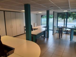 Dit tijdloos, gelijkvloers kantoor (140 m²), uitstekend gelegen langs de Molenstraat te Gavere, biedt een uitzonderlijk ruime en professionele werkomgeving. <br />Het voorste gedeelte kan perfect dienst doen als open kantoorruimte (met ontvangstruimte), en het achterliggend gedeelte dat ideaal is ingericht als afgesloten vergaderruimte met (directie)bureau. <br /><br />Kortom, een uitstekende prijs-kwaliteit-verhouding voor deze vlot bereikbare locatie in het hart van de gemeente.