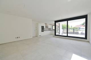 <p><span>Ontdek dit prachtige nieuwbouwappartement op de eerste verdieping van Residentie Wolfakker, een kleinschalig en kwalitatief woonproject in een rustige, groene omgeving aan de rand van het centrum van Wezemaal. Het appartement combineert hedendaags wooncomfort, een doordachte indeling en een energiezuinige afwerking met een uitstekende bereikbaarheid.</span></p><p><span> </span></p><p><span>De lichtrijke leefruimte met open keuken vormt het hart van de woning en sluit naadloos aan op het ruime, overdekte terras. Dankzij de oostelijke oriëntatie geniet u hier elke ochtend van de eerste zonnestralen, terwijl het overdekte karakter ervoor zorgt dat u het terras het hele jaar door comfortabel kunt gebruiken. Een ideale plek om rustig te ontbijten of te ontspannen met zicht op de groene omgeving.</span></p><p><span>Het appartement wordt afgewerkt met hoogwaardige en duurzame materialen en voldoet aan de hedendaagse BEN-normen, wat garant staat voor een laag energieverbruik en optimaal wooncomfort. De praktische indeling biedt alle ruimte om comfortabel te wonen, met veel aandacht voor lichtinval en functionaliteit. De aanwezigheid van een lift zorgt voor een vlotte en comfortabele bereikbaarheid.</span></p><p><span> </span></p><p><span>Daarnaast bestaat de mogelijkheid om twee autostaanplaatsen en een private berging aan te kopen, wat het dagelijkse wooncomfort verder verhoogt. </span><span>Prijzen zijn te verkrijgen op kantoor.</span></p><p><span> </span></p><p><span>Residentie Wolfakker is gelegen op wandelafstand van het station van Wezemaal en op slechts enkele minuten van de E314. Daarnaast bevinden het natuurdomein Wijngaardberg, winkels, scholen en andere voorzieningen zich in de onmiddellijke omgeving, waardoor u geniet van een perfecte combinatie van rust, natuur en een vlotte bereikbaarheid.</span></p><p><span> </span></p><p><span>Een unieke opportuniteit voor wie op zoek is naar een kwalitatief, energiezuinig appartement met een prachtig overdekt terras op een toplocatie in Wezemaal.</span></p><p><span> </span></p><p><span>Dit nieuwbouwappartement biedt de perfecte combinatie van comfort, duurzaamheid op een uitstekende locatie in het hart van Wezemaal.</span></p><p><span> </span></p><p><span>Contacteer Dupont Vastgoed (Sonja Van Meeuwen, BIV 514142) op het nummer 0495/52 00 99 om een bezoek in te plannen.</span></p><p><span> </span></p>