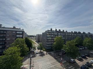 Op de vijfde verdieping van een verzorgd appartementsgebouw aan de Dascottelei bevindt zich dit ruime appartement met een bewoonbare oppervlakte van ca. 83 m². Dankzij de hogere verdieping geniet u van een aangename lichtinval en een open gevoel, terwijl de centrale ligging ervoor zorgt dat winkels, openbaar vervoer, scholen en belangrijke invalswegen steeds binnen handbereik zijn.<br /><br />Bij het betreden van het appartement komt u terecht in een ruime leefruimte die voldoende plaats biedt voor zowel een gezellige zithoek als een volwaardige eetplaats. De open keuken sluit aan op de woonkamer en is uitgerust met een koelkast met diepvriezer, een inductiekookplaat en een dampkap. De praktische indeling zorgt voor een aangename woonomgeving waarin de verschillende ruimtes mooi in elkaar overvloeien.<br /><br />De slaapkamer is ruim en biedt meer dan voldoende plaats voor een tweepersoonsbed en een ruime kleerkast. Zowel in de woonkamer als in de slaapkamer is airconditioning voorzien, wat het wooncomfort aanzienlijk verhoogt tijdens warme dagen.<br /><br />De badkamer is functioneel ingericht met een ligbad en beschikt bovendien over een aparte berging die de nodige aansluitingen voor een wasmachine en droogkast voorziet.<br /><br />Verder beschikt het appartement over een privatieve kelderberging, ideaal als extra opbergruimte, en is er een gemeenschappelijke fietsenberging aanwezig in het gebouw.<br /><br />Ook op technisch en energetisch vlak is dit een interessante woning. Met een gunstig EPC-label B geniet u van een energiezuinige woonst, terwijl de maandelijkse gemeenschappelijke kosten beperkt blijven tot slechts €75.<br /><br />Onmiddellijk beschikbaar. <br /><br />Interesse? Contacteer ons voor meer informatie of een bezoek via laura@wellimmo.net of 03 225 00 68.<br />