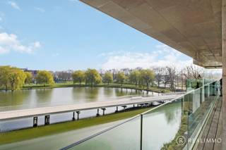 <strong>Welkom in Waregem, een icoon van moderne architectuur en verfijning in het hart van Waregem. Dit subliem afgewerkt 2-slaapkamerappartement biedt je niet alleen topcomfort, maar ook een onbetaalbaar zicht op de vijvers – elke dag opnieuw.</strong><br /><br />Laat je verrassen door:
<ul>
	<li>Een leefruimte met volledig uitgeruste open keuken en grote raampartijen voor een overvloed aan natuurlijk licht</li>
	<li>Een gezellig en overdekt terras met panoramisch uitzicht– perfect voor elk seizoen</li>
	<li>Twee volwaardige slaapkamers met uitzicht!</li>
	<li>Moderne badkamer en apart gastentoilet</li>
	<li>Geothermische vloerverwarming voor optimaal comfort én een energiezuinige EPC-score van 40 kWh/m² (label A)</li>
	<li>Kwalitatieve materialen en een hoogwaardige afwerkingsgraad tot in het kleinste detail</li>
</ul>
Extra troef: Mogelijkheid tot aankoop van een overdekte autostaanplaats met ruime berging voor €30.000.<br /><strong>Aankoop mogelijk aan slechts 2% registratierechten!</strong><br /><br /><u><strong>6 keer WAUW:</strong></u>

<ul>
	<li>Iconische architectuur</li>
	<li>Adembenemend waterzicht</li>
	<li>Groot overdekt terras</li>
	<li>Strakke en luxe afwerking</li>
	<li>Energiezuinig (label A)</li>
	<li>2 slaapkamers</li>
</ul>
📞 Meer info of een bezoek? Contacteer REALIMMO via 0478/50 58 91 of mail naar nicolas@real-immo.be