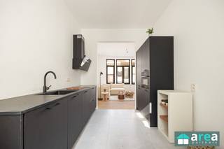 <p><span>Dit volledig gerenoveerd 1-slaapkamerappartement maakt deel uit van een kleinschalig gebouw met slechts 3 wooneenheden, zonder lift. Het betreft een modern gerenoveerd appartement met 1 slaapkamer op het 1ste verdiep. Het gebouw werd recent vernieuwd met aandacht voor kwaliteit en energiezuinigheid. Dankzij de centrale ligging woon je in een bruisende buurt vlakbij ’t Stadscentrum, Centraal Station &amp; tal van hippe eet- en drinkplekken. Kortom: alles op wandel- en fietsafstand!</span></p><p><span> </span></p><p><span>Ideaal voor starters of als veilige investering (klassieke verhuur of Airbnb)!</span></p><p><span>Mogelijk rendement van 5,13% bij verhuur aan €850/mnd.</span></p><p><span> </span></p><p><span>Grootste troeven:</span></p><p><span>-Centrale locatie</span></p><p><span>-1ste ingebruikname na renovatie</span></p><p><span>-Zéér gunstig EPC (103kWh/m²/jaar)!</span></p><p><span>-Conforme EK + asbestveilig attest</span></p><p><span>-Dak &amp; zij- achtergevel geïsoleerd (14cm PUR)!</span></p><p><span>-Aparte meters (water, gas &amp; elektriciteit)</span></p><p><span> </span></p><p><span>Indeling: </span></p><p><span>Vanuit de inkomhal betreed je de ruime en lichte living die overgaat in de volledig geïnstalleerde en open keuken (samen 34m²) met kwalitatieve Bosch-toestellen. Verder is er een modern ingerichte badkamer (2m²) met douche en WC. Achteraan het appartement bevindt zich de slaapkamer (9m²).</span></p><p><span> </span></p><p><span>Voor meer informatie kan u terecht bij Area Partners: Info@area.be of 03/284.60.60</span></p>