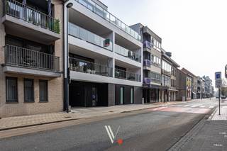 BESCHIKBAAR VANAF 1/06!Dit nieuwbouwappartement bevindt zich in het centrum van Izegem, op wandelafstand van handelszaken, horeca, openbaar vervoer,...