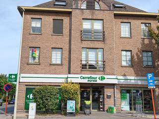 Instapklaar, ruim en lichtrijk appartement met 2 slaapkamers en grote dubbele ondergrondse autostaanplaats te koop in Boom.<br />Dit appartement is gelegen op de eerste verdieping van een goed onderhouden gebouw in Boom met een totaal van 4 appartementen. Het appartement ligt nabij een park, het recreatiedomein De Schorre, winkels, ziekenhuis, scholen en openbaar vervoer. Op de gelijkvloers van dit gebouw bevindt zich een buurtwinkel.<br />U kan genieten van een rustige woonomgeving met alle voorzieningen op loop- of fietsafstand.<br />Beschrijving: Via de inkomhal met vestiaire heeft u toegang tot alle bewoonbare ruimtes. De lichtrijke en ruime woonkamer beschikt over voldoende raampartijen om het daglicht optimaal binnen te laten. De woonkamer beschikt ook over een recent geplaatste airco.<br />Aansluitend is er een aparte ingerichte keuken, die met alle nodige toestellen is uitgerust.<br />De hal leidt verder naar de badkamer voorzien van een dubbele lavabo, toilet en ligbad met mogelijkheid tot douchen. Ook heeft de woning nog een apart gastentoilet.<br />Verder beschikt het appartement over 1 grote en 1 kleinere slaapkamer en een aparte en handige bergruimte.<br />Tot slot is er nog een privatieve ondergrondse kelder en berging<br />Uw auto’s kan u parkeren op de 2 autostaanplaatsen. Deze dubbele autostaanplaats is in de prijs inbegrepen.<br />Zonder makelaar!