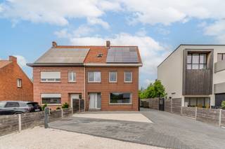 Deze charmante woning werd zeer stevig gebouwd met kwaliteitsmaterialen en door de jaren heen met liefde onderhouden en kreeg in 2024 nog...