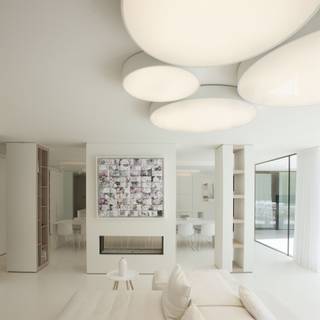 <p><span>Op een prachtig perceel van maar liefst ±30 are, volledig omheind en met optimale privacy, bevindt zich deze uitzonderlijke architecturale laagbouwvilla uit ±2014. Deze moderne L-vormige villa, ontworpen door UAU Architecten, combineert tijdloze elegantie met een ongeëvenaard wooncomfort.</span></p><p><span> </span></p><p><span>De woning onderscheidt zich door haar strakke architectuur en de indrukwekkende glazen achtergevel. Elke leefruimte baadt in natuurlijk licht en geniet van een prachtig zicht op de tuin en het zwembad. Hier ervaart u elke dag opnieuw een vakantiegevoel!</span></p><p><span> </span></p><p><span>Bij binnenkomst verwelkomt de ruime inkomhal met vestiaire en gastentoilet u in een woning waar luxe en functionaliteit perfect samenkomen. De royale leefruimte vormt het hart van de woning. Deze omvat een living met gashaard en tv-hoek, een ruime eetplaats en een hoogwaardige open keuken met centraal kookeiland, dubbele vaatwasser, ingebouwd koffieapparaat en kwalitatieve Miele-toestellen. Aansluitend bevindt zich een uitzonderlijk grote bijkeuken die extra comfort biedt.</span></p><p><span> </span></p><p><span>Een op maat gemaakte kastenwand met geïntegreerd bureau vormt de verbinding tussen de leefruimte en een polyvalente ruimte. Deze is momenteel ingericht als fitnessruimte, maar kan eveneens perfect dienstdoen als gastenverblijf. De ruimte beschikt over een eigen douche, toilet en wastafel. Ook de nodige voorzieningen voor de installatie van een sauna zijn aanwezig. </span></p><p><span> </span></p><p><span>Het nachtgedeelte bevindt zich in de andere vleugel van de woning en garandeert optimale rust. Hier bevinden zich een bureau- of hobbyruimte en twee ruime kinderkamers, elk voorzien van een eigen douchekamer, toilet, bureau en ingebouwde kasten. De luxueuze mastersuite beschikt bovendien over een ruime inloopdressing en een privébadkamer met inloopdouche en vrijstaand ligbad. </span></p><p><span> </span></p><p><span>De villa onderscheidt zich door haar bijzonder praktische indeling, waarbij elke vierkante meter optimaal wordt benut. Dankzij de volledig ingebouwde afwerking en maatwerkkasten geniet u van maximaal comfort en veel bergruimte.<br /><br />Het zwembad van 15 meter op 5 meter wordt omringd door een ruim zonneterras. Het overdekte terras (5 op 5 m) biedt de ideale setting om het hele jaar door te genieten van het buitenleven, steeds met volledige privacy en een perfecte westoriëntatie.</span></p><p><span> </span></p><p><span>Ook op technisch vlak voldoet deze villa aan de hedendaagse normen. De woning is voorzien van onder meer over 22 zonnepanelen, een laadpaal voor elektrische voertuigen, vloerverwarming, een ventilatiesysteem en een warmtepomp voor zowel airconditioning als zwembadverwarming.</span></p><p><span> </span></p><p><span>Verder beschikt de villa over een dubbele inpan</span><span>dige garage met inbouwkasten. </span></p><p><span> </span></p><p><span>Een unieke eigendom voor wie op zoek is naar architectuur, luxe, ruimte en absolute rust nabij stad! </span></p><p><span> </span></p>