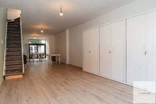Verder af te werken woning met veel potentieel in het centrum van Maldegem. <br /><br />Deze gesloten bebouwing biedt een uitstekende kans voor wie op zoek is naar een woning die verder naar eigen smaak kan worden afgewerkt. De woning beschikt reeds over een leefruimte die quasi volledig afgewerkt is, waardoor u meteen kan genieten van een aangename woonomgeving.<br /><br />De keukenruimte is aanwezig maar dient nog voorzien te worden van keukenkasten en toestellen, wat u de mogelijkheid geeft om deze volledig naar eigen wens en stijl in te richten. Ook de badkamer vraagt nog verdere afwerking, zodat u deze kan omvormen tot een comfortabele en moderne ruimte. Ter illustratie werden enkele voorbeeldfoto's van afwerking toegevoegd.<br /><br />Op de eerste verdieping bevinden zich twee slaapkamers die zich momenteel nog in te renoveren staat bevinden. Dit biedt tal van mogelijkheden om deze kamers volledig naar eigen noden en voorkeuren in te richten. Ook de zolderverdieping kan worden afgewerkt naar een derde, volwaardige slaapkamer (waarbij je zelf voor de unieke accenten kan zorgen).<br /><br />De koer en het bijgebouw dat kan dienst doen als wasplaats in combinatie met extra stockageruimte/bureauruimte (mits verdere afwerking) zorgen voor de extra te creëren sfeer en gezelligheid.<br /><br />Bent u op zoek naar een woning met potentieel en de kans om uw eigen stempel te drukken op de afwerking? Dan is deze woning zeker een bezoek waard.<br />Interesse? Bel ons snel!