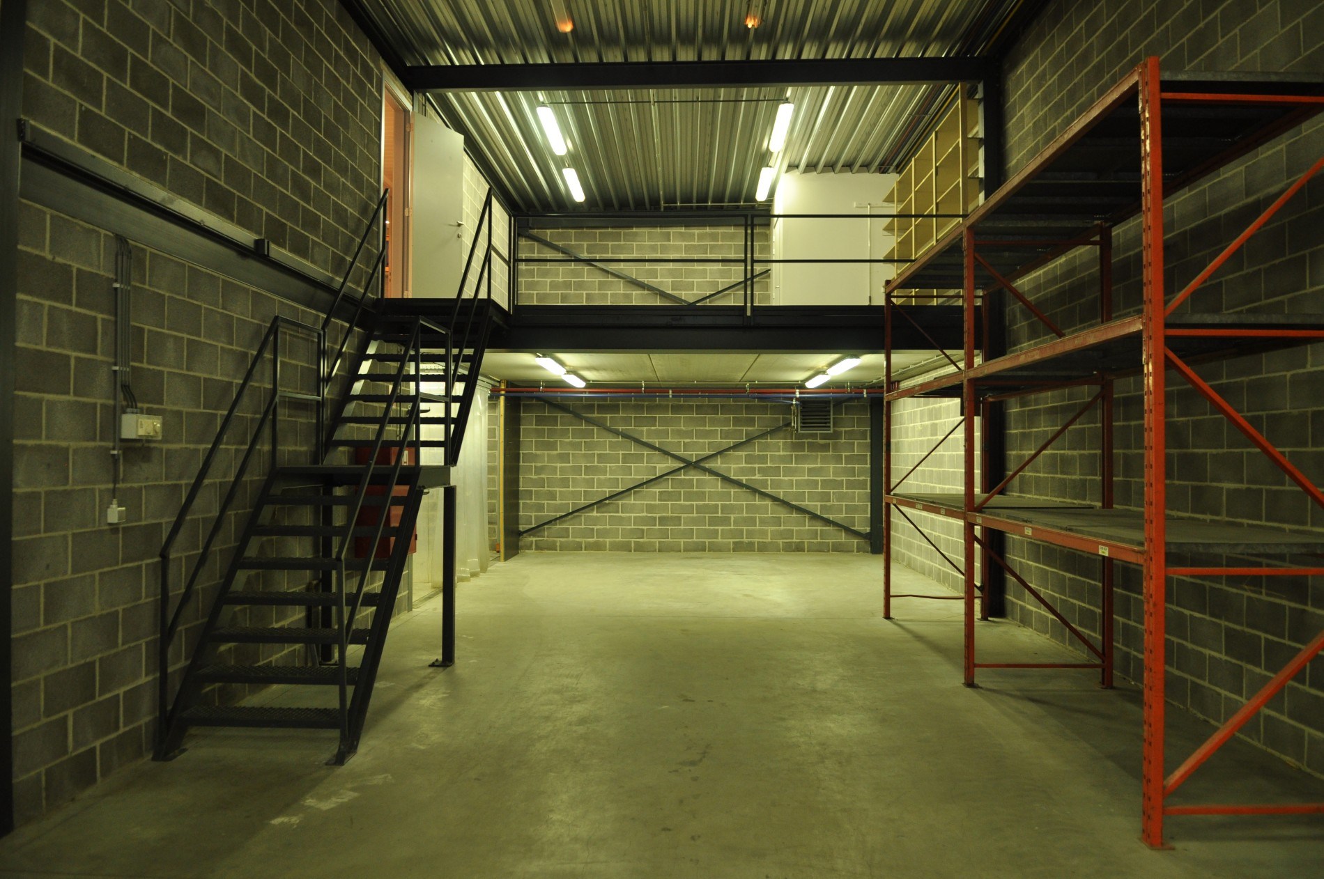 Te Huur Veelzijdig bedrijfspand met magazijn, atelier, kantoren en ruime eigen parking. - foto 5