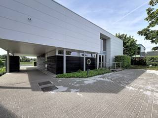 In Destelbergen, direct aan de op- en uitrit van de R4, bevindt zich dit instapklare bedrijfsgebouw: een topligging qua visibiliteit. Het pand beschikt over een gelijkvloers van ca. 240 m², ingedeeld in kantoor- en bergruimte, met een kitchenette en sanitair.Achteraan het gebouw ligt een terras met een aangrenzende tuin die uitkijkt over de omliggende velden.Op de 1ste verdieping, voorzien van airco, vind je ca. 300 m² aan kantoorruimte, met centraal een stijlvolle glazen vide.Het pand is uitstekend bereikbaar, zowel met de wagen, de fiets als het openbaar vervoer. Achteraan zijn er 15 autostaanplaatsen voorzien, vooraan 3, incl. een laadpaal met 2 oplaadpunten. Oppervlakte:- Gelijkvloers: ca. 240 m²- Eerste verdieping: ca. 300 m²Specificaties:- Kitchenette- Sanitair- Ventilatiesysteem (type D)- Alarmsysteem- Ledverlichting- Systeemplafond- Tappijttegels/tapijtvloer- Verwarming op aardgas via radiatoren- Verwarming/koeling via warmtepomp van Daikin (lucht-lucht)- HR-glas- Ingebouwde wandkasten- Zonnewering (stores)- 18 parkeerplaatsen- Velobox- 32 zonnepanelenBeschikbaarheid:Onmiddellijk beschikbaar.Deze AI-visualisaties zijn bedoeld als inspiratie. Er werd geen rekening gehouden met technische specificaties, stedenbouwkundige voorschriften of de concrete mogelijkheden tot realisatie.Hebt u interesse in dit bedrijfsgebouw te huur in Destelbergen? Neem contact op via business.gent@dewaele.com of via 09 245 35 35 voor meer info of een bezoek.