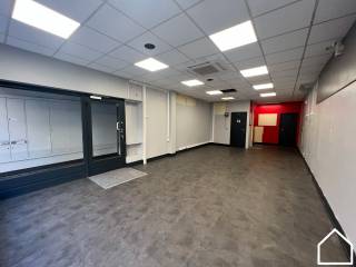 In het bruisende centrum van Ieper bevindt zich dit veelzijdige handelspand, ideaal voor kantoor- of commerciële activiteiten. Het pand beschikt...