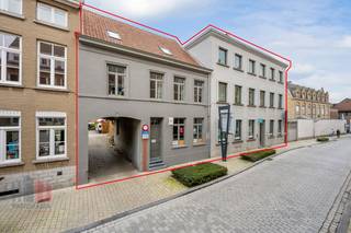 Op een strategische en vlot bereikbare locatie in Brugge bevindt zich dit polyvalent en instapklaar kantoorgebouw met een totale oppervlakte van 1.030 m² dat een combinatie biedt van kantoor-, onthaal- en stockageruimte op een terrein van 830 m².<br /><br />Het kantoorgebouw omvat een ruime onthaalzone, diverse afzonderlijke burelen, meerdere vergaderzalen, een kitchenette, sanitair, technische ruimte, refter en wasruimte. De afwerking bestaat onder meer uit polybetonvloeren, plafondtegels met geïntegreerde verlichting en centrale verwarming; bovendien zijn alle technische keuringen volledig in orde. De gemetste stockageruimte van +/- 120 m² is voorzien van een sectionale poort, toegangsdeur met raampartij en afgewerkt met een polybetonvloer.<br /><br />Het terrein rond het gebouw is grotendeels verhard en biedt plaats aan drie privatieve parkeerplaatsen, beschikt over een recht van doorgang naar het achtergelegen perceel en wordt verrijkt met een binnentuin. Dit veelzijdige gebouw vormt een uitstekende opportuniteit voor bedrijven die op zoek zijn naar een efficiënte, professionele uitvalsbasis in het hart van Brugge of een toplocatie voor reconversie/ontwikkeling. <br /><br />Contacteer PANORAMA B2B voor bijkomende inlichtingen, plannen of een vrijblijvend plaatsbezoek 0476 215 115.