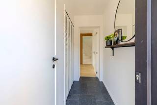 <h3>Hoogwaardig gerenoveerde woning met vergund magazijn van 60 m²</h3>
<p>Achter deze nog te schilderen gevel – de eerste foto is een illustratie van het mogelijke eindresultaat – schuilt een verrassend instapklaar en hoogwaardig gerenoveerd pareltje, rustig gelegen in een doodlopende straat in hartje Vorselaar.</p>
<p>Op het gelijkvloers beschikt de woning over een prachtige volledig uitgeruste keuken met kookeiland, een ruime woonkamer, apart toilet en praktische vestiairekasten. De verdieping omvat twee ruime slaapkamers en een stijlvolle badkamer met zowel ligbad als douche.</p>
<p>De woning werd volledig gerenoveerd en technisch volledig op punt gezet. Daarnaast werden airco’s geplaatst voor extra comfort.</p>
<p>De absolute troef is het naastliggende, vergunde magazijn van ca. 60 m². Ideaal voor wie wonen en werken wil combineren, nood heeft aan extra opslagruimte of op zoek is naar een ruime hobby- of werkplaats.</p>
<p>Troeven:</p>
<ul>
<li>
<p>Volledig en hoogwaardig gerenoveerd</p>
</li>
<li>
<p>Instapklaar</p>
</li>
<li>
<p>2 ruime slaapkamers</p>
</li>
<li>
<p>Volledig uitgeruste keuken met eiland</p>
</li>
<li>
<p>Airconditioning</p>
</li>
<li>
<p>Vergund magazijn van ca. 60 m²</p>
</li>
<li>
<p>Rustige, doodlopende straat</p>
</li>
<li>
<p>Centrale ligging in Vorselaar</p>
</li>
<li>
<p>EPC C vóór plaatsing airco’s – nieuw EPC in opmaak</p>
</li>
</ul>
<p>Een unieke combinatie van comfortabel wonen en bijzonder veel extra ruimte, midden in Vorselaar.<br /><br /><strong>FLOR Vastgoed // For Love Of Real estate </strong></p>