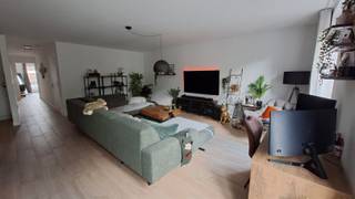 <p><span>PRACHTIG RECENT NIEUWBOUW APPARTEMENT MET LIFT, 3 SLAAPKAMERS, TERRAS EN INPANDIGE AUTOSTAANPLAATS! </span></p><p><span> </span></p><p><span>Een rondleiding doorheen het appartement:</span></p><p><span><br />GELIJKVLOERSE VERDIEPING:<br />- Gemeenschappelijke inkomhal met lift</span></p><p><span>- Privatieve auto staanplaats </span></p><p><span>- Privatieve kelder berging</span></p><p><span><br /><br />TWEEDE VERDIEPING:<br />- Inkomhal<br />- Apart toilet met handenwasser<br />- Ruime lichtrijke leefruimte met toegang naar terras<br />- Open keuken <br />- Berging met aansluiting voor wasmachine en droogkast<br />- Terras</span></p><p><span>- Nachthal<br />- Slaapkamer 1 (13,3m</span><span><sup>2</sup></span><span>) met douchekamer<br />- Slaapkamer 2 (9m</span><span><sup>2</sup></span><span>)<br />- Slaapkamer 3 (11,3m</span><span><sup>2</sup></span><span>)</span></p><p><span>- Badkamer voorzien van bad, douche, badkamermeubel en toilet<br /><br /></span></p><p><span>Forfaitaire vaste kosten: 75EUR/maand (verbruik gemene delen + lift) <br /><br /></span></p><p><span> </span></p><p><span> </span></p><p><span>Benieuwd naar deze topper? Contacteer ons dan zeker voor een vrijblijvend bezoek en meer informatie! <br />Telefonisch via: 03 644 00 88 of via mail: info@immodelaet.be</span></p><p><span> </span></p><p><span> </span></p><p><span> </span></p>